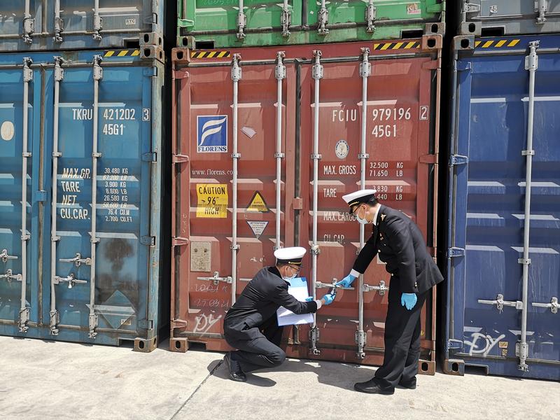 位于青岛胶州的上合示范区青岛多式联运中心内，青岛海关所属胶州海关关员正在监卸首批多式联运“一单制”货物。